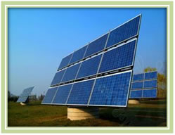 Zdjęcia paneli  słonecznych stojących samodzielnie i umieszczonych na dachu